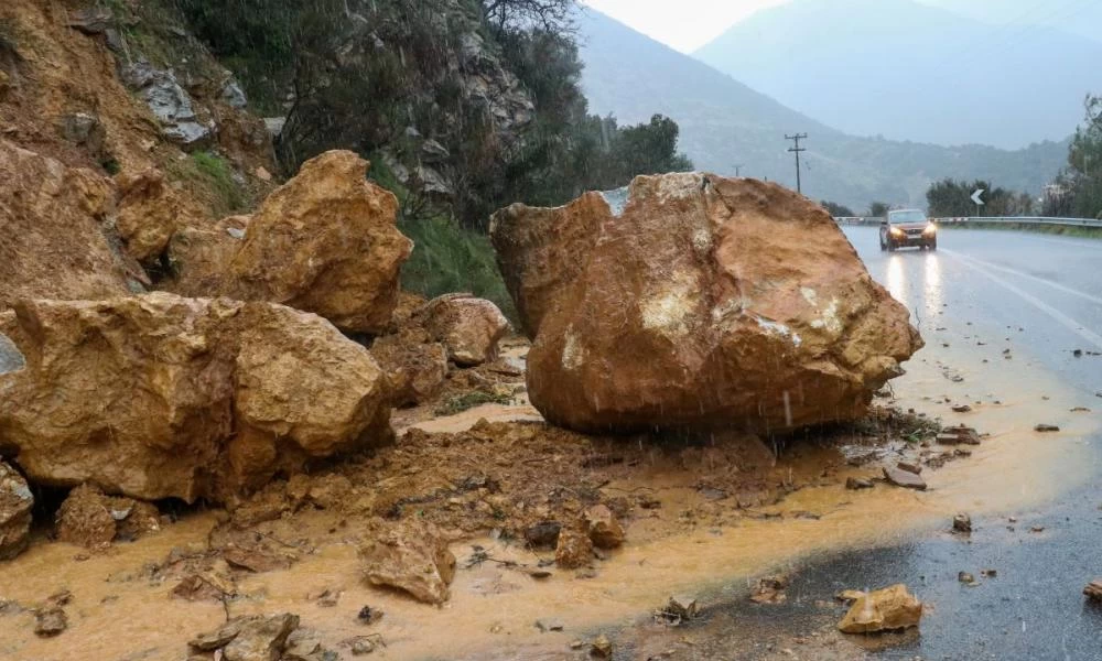 Σε ΜΕΘ 41χρονος ο οποίος καταπλακώθηκε από βράχο σε χωριό του Σουλίου